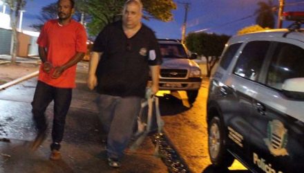 Acusado de estupro foi preso pelo policial civil Antenor e conduzido à cadeia. Foto: MANOEL MESSIAS/Agência