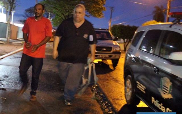 Acusado de estupro foi preso pelo policial civil Antenor e conduzido à cadeia. Foto: MANOEL MESSIAS/Agência