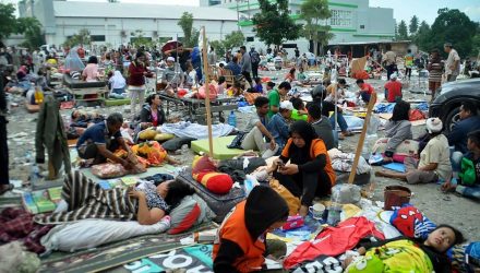 Feridos são atendidos nas ruas de Palu — Foto: Muhammad Rifki / AFP.