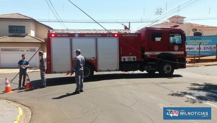 Bombeiros precisaram interditar trecho da rua Acácio e Silva com Mato Grosso. Foto: MANOEL MESSIAS/Agência