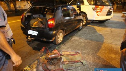 Novilha foi furtada e abatida pelo quarteto. Carne e uma sela foram encaminhados junto com o Fiat Pálio ao plantão policial. Foto: MANOEL MESSIAS/Agência