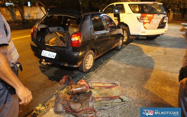 Novilha foi furtada e abatida pelo quarteto. Carne e uma sela foram encaminhados junto com o Fiat Pálio ao plantão policial. Foto: MANOEL MESSIAS/Agência