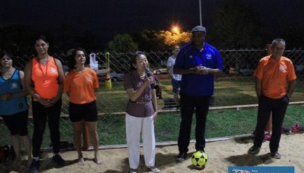 Tamiko incentiva participantes do 2º Torneio Municipal de Futevôlei. Fotos: Secom/Prefeitura
