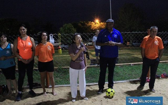 Tamiko incentiva participantes do 2º Torneio Municipal de Futevôlei. Fotos: Secom/Prefeitura