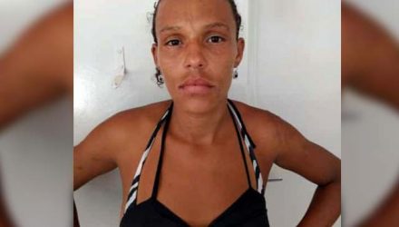 Gisele Souza Sabino tem um histórico de prisões por furtos e roubos praticados contra idosos para sustentar o vicio em droga. Foto: DIVULGAÇÃO