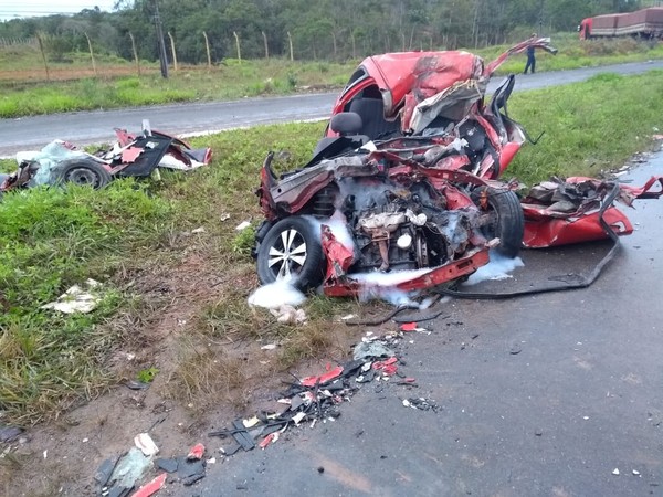 Carro ficou destruído após bater em caminhão em Guaramirim, no Norte catarinense. — Foto: PRF-SC/Divulgação