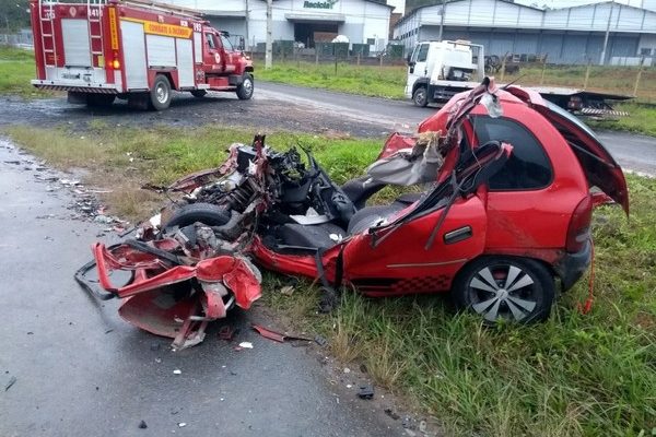 Estado em que ficou automóvel de passeio depois de acidente em rodovia federal em SC. — Foto: PRF-SC/Divulgação
