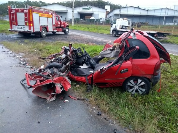 Estado em que ficou automóvel de passeio depois de acidente em rodovia federal em SC. — Foto: PRF-SC/Divulgação