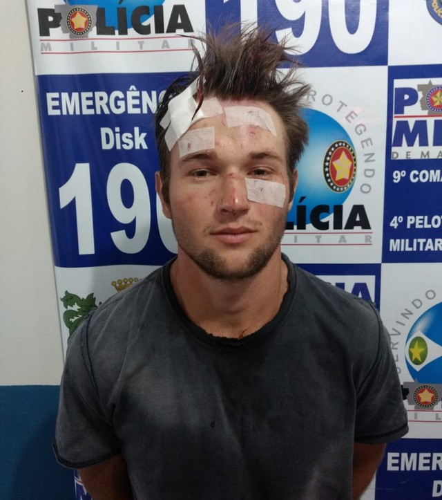 As vítimas tentaram se defender jogando garrafas no suspeito Claudinei Rodrigo Konrad — Foto: Polícia Militar-MT/Assessoria.