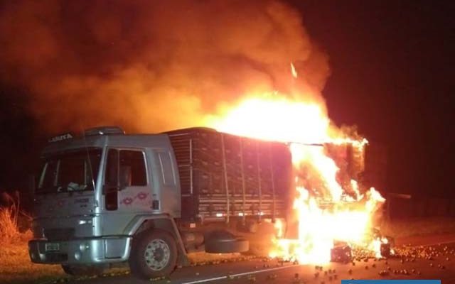 Caminhão carregado com frutas pega fogo na Rodovia Assis Chateaubriand (SP-425) — Foto: Arquivo pessoal