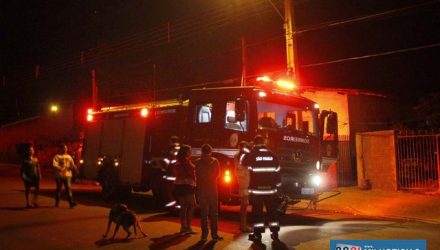 Moradores arrombaram a porta da casa para constatar se moradora estava na dentro dela ou não. Foto: MANOEL MESSIAS/Mil Noticias