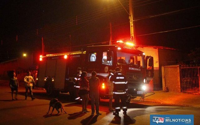 Moradores arrombaram a porta da casa para constatar se moradora estava na dentro dela ou não. Foto: MANOEL MESSIAS/Mil Noticias