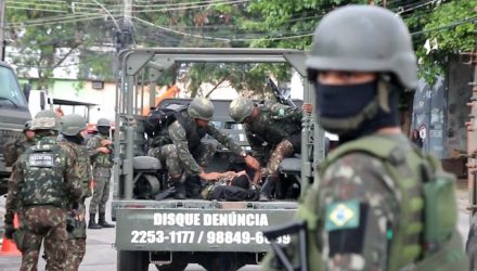 Militar foi baleado no Complexo da Penha, na Zona Norte do Rio — Foto: Betinho Casas Novas/Futura Press.