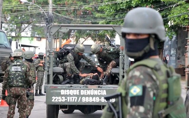 Militar foi baleado no Complexo da Penha, na Zona Norte do Rio — Foto: Betinho Casas Novas/Futura Press.