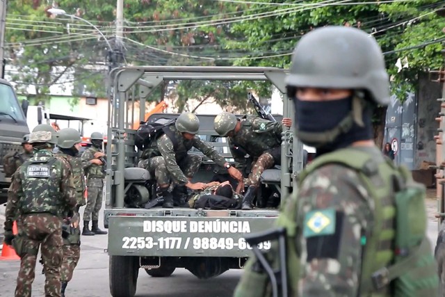 Militar foi baleado no Complexo da Penha, na Zona Norte do Rio — Foto: Betinho Casas Novas/Futura Press.