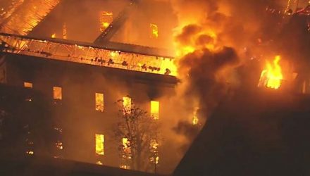 Bombeiros tentam controlar incêndio que atinge o Museu Nacional, na Quinta da Boa Vista. (Foto: Reprodução/ TV Globo)