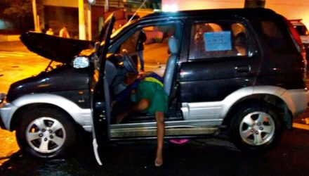Imagem que circula nas redes sociais mostra Ítalo dentro do carro que furtou após ter sido baleado pela PM em 2016 (Foto: Reprodução/Redes sociais).