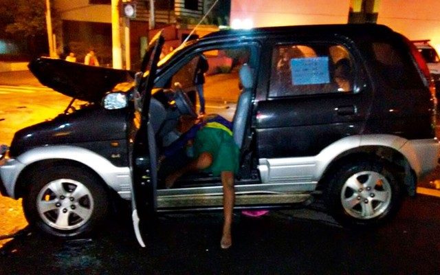 Imagem que circula nas redes sociais mostra Ítalo dentro do carro que furtou após ter sido baleado pela PM em 2016 (Foto: Reprodução/Redes sociais).