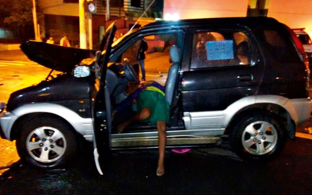 Imagem que circula nas redes sociais mostra Ítalo dentro do carro que furtou após ter sido baleado pela PM em 2016 (Foto: Reprodução/Redes sociais).