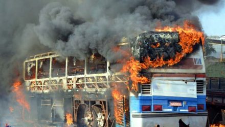 O ônibus estava estacionado no pátio da oficina quando foi atingido por uma faísca e pegou fogo. (Thiago Augusto/Regional Press)