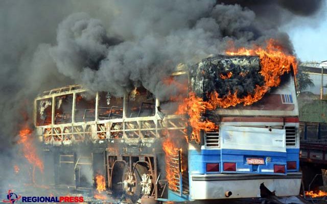 O ônibus estava estacionado no pátio da oficina quando foi atingido por uma faísca e pegou fogo. (Thiago Augusto/Regional Press)