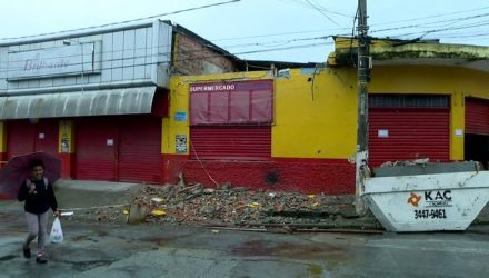Homem de 50 anos é atingido por parte de uma laje e morreu no local — Foto: Reprodução/SP1.