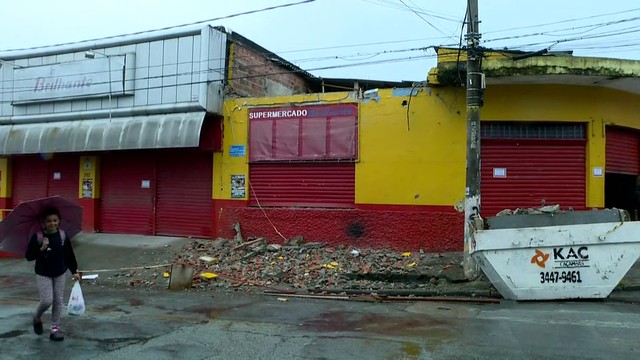 Homem de 50 anos é atingido por parte de uma laje e morreu no local — Foto: Reprodução/SP1.