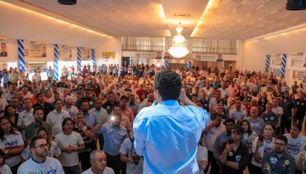 Pinato fala para uma multidão de prefeitos, vices, e simpatizantes de sua reeleição. Foto: Votunews