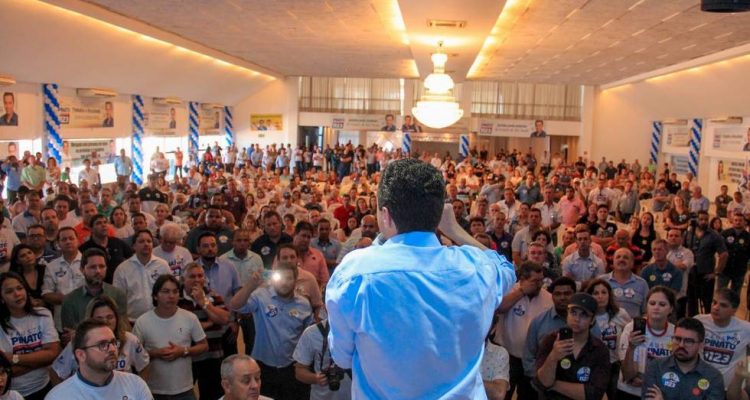 Pinato fala para uma multidão de prefeitos, vices, e simpatizantes de sua reeleição. Foto: Votunews