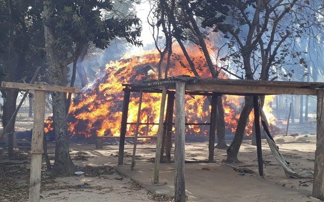 Fogo atingiu duas casas em olaria (Foto: Arquivo pessoal)