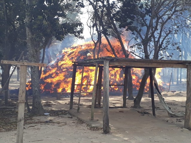 Fogo atingiu duas casas em olaria (Foto: Arquivo pessoal)