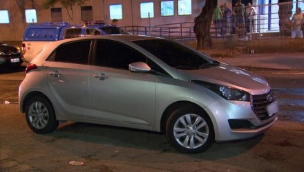 Policial militar foi morto em Oswaldo Cruz depois que criminosos fecharam o carro em que ele estava — Foto: Reprodução / TV Globo