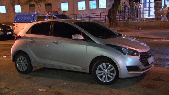 Policial militar foi morto em Oswaldo Cruz depois que criminosos fecharam o carro em que ele estava — Foto: Reprodução / TV Globo