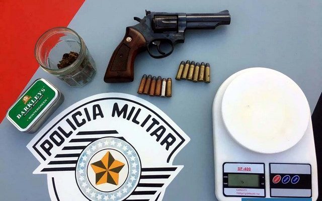 Foram apreendidos revólver Taurus calibre .38mm, 12 munições do mesmo calibre, 9 gramas de maconha e balança de precisão. Foto: Divulgação