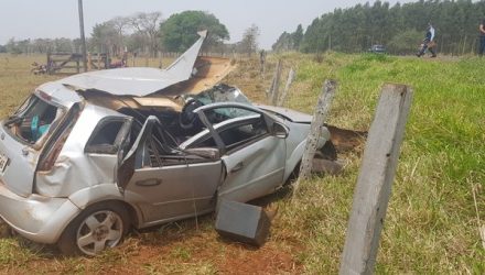 Carro da professora ficou bastante destruído após o acidente — Foto: PMR / Divulgação.