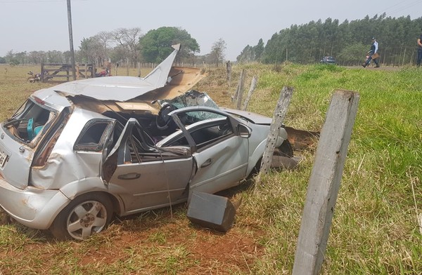 Carro da professora ficou bastante destruído após o acidente — Foto: PMR / Divulgação.