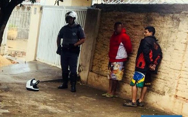 Luan Henrique Gonçalves Dias (dir.), foi detido quando tentava fugir em uma moto com um amigo. Foto: DIVULGAÇÃO