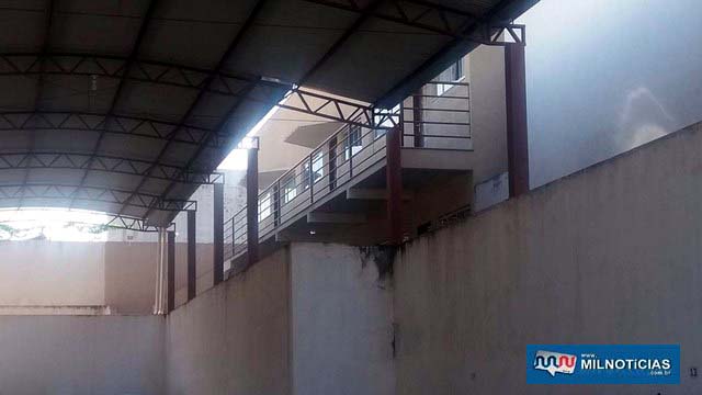 Bandido quebrou uma janela de blindex para entrar no apartamento, efetuar o roubo e agredir a vítima. Foto: MANOEL MESSIAS/Agência