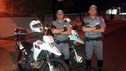 Os integrantes da ROCAM, cabos PMs Lima Augusto (dir.) e Berti, conseguiram recuperar o produto de roubo graças ao empenho e tecnologia. Foto: MANOEL MESSIAS/Agência