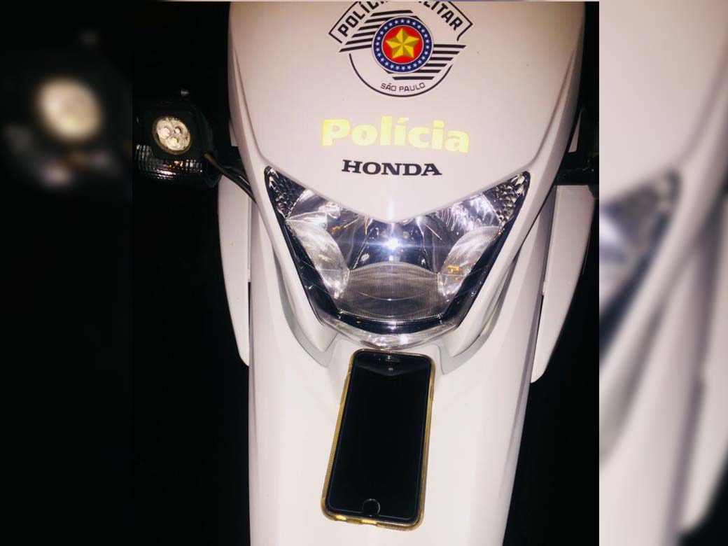 Aparelho de telefone celular Iphone 6, havia sido comprado há pouco tempo e vítima agradeceu imensamente aos policiais militares. Foto: MANOEL MESSIAS/Agência