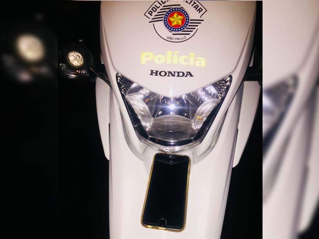 Aparelho de telefone celular Iphone 6, havia sido comprado há pouco tempo e vítima agradeceu imensamente aos policiais militares. Foto: MANOEL MESSIAS/Agência 