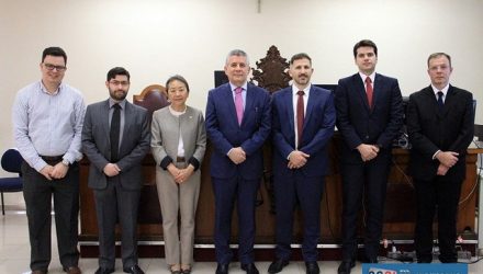 Prefeita Tamiko durante encontro com o desembargador Paulo de Magalhães Coelho no Fórum de Andradina. Foto: Secom/Prefeitura