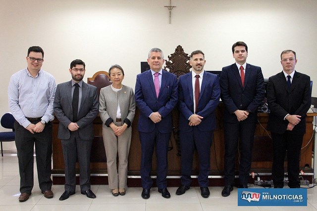 Prefeita Tamiko durante encontro com o desembargador Paulo de Magalhães Coelho no Fórum de Andradina. Foto: Secom/Prefeitura