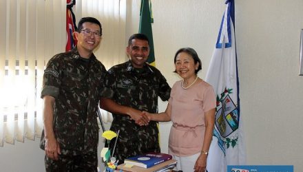Tamiko recebe visita do 1º Sargento Moises de Souza Mattos, tendo ao lado o subtenente Minakawa (esq.). Foto: Secom/Prefeitura