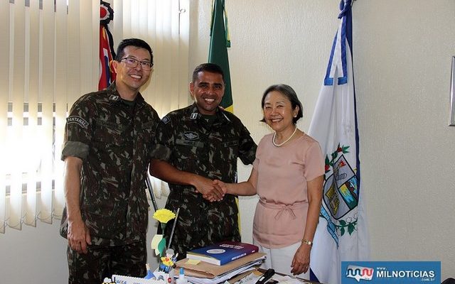 Tamiko recebe visita do 1º Sargento Moises de Souza Mattos, tendo ao lado o subtenente Minakawa (esq.). Foto: Secom/Prefeitura
