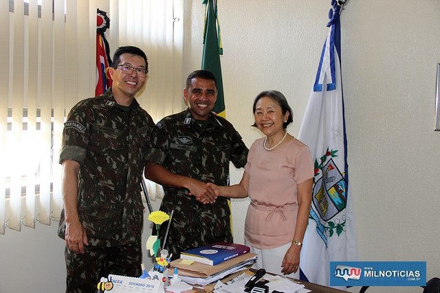 Tamiko recebe visita do 1º Sargento Moises de Souza Mattos, tendo ao lado o subtenente Minakawa (esq.). Foto: Secom/Prefeitura