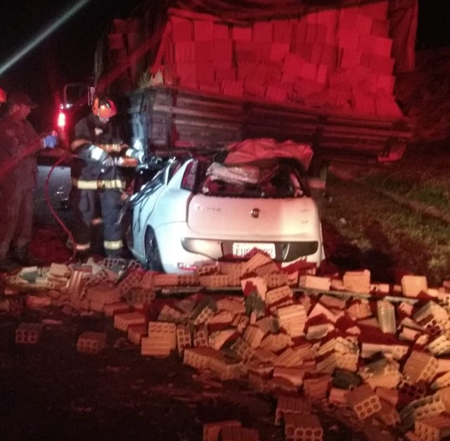 Carga de tijolos caiu na pista entre Marília e Oriente (Foto: Marília Urgente / Divulgação ).