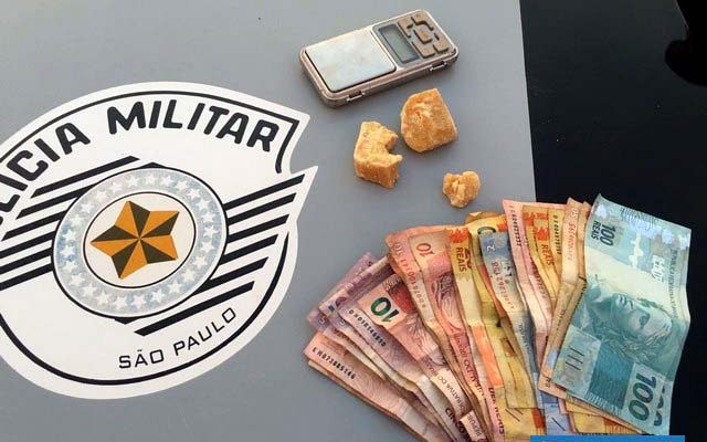 Foram apreendidos 47 gramas de crack, balança de precisão, além de R$ 476,00 em dinheiro. Foto: DIVULGAÇÃO