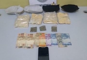 Foram apreendidos 780 gramas de cocaína, além de 18hg de maconha e aproximadamente R$ 200,00 (Cannabis Sativa). Fotos: DIVULGAÇÃO/PM