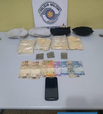 Foram apreendidos 780 gramas de cocaína, além de 18hg de maconha e aproximadamente R$ 200,00 (Cannabis Sativa). Fotos: DIVULGAÇÃO/PM